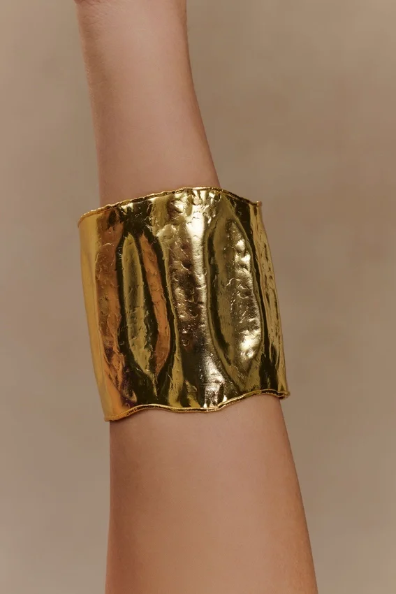 Ilania Textured Bangle – Gold Ilania Textured Bangle – Gold